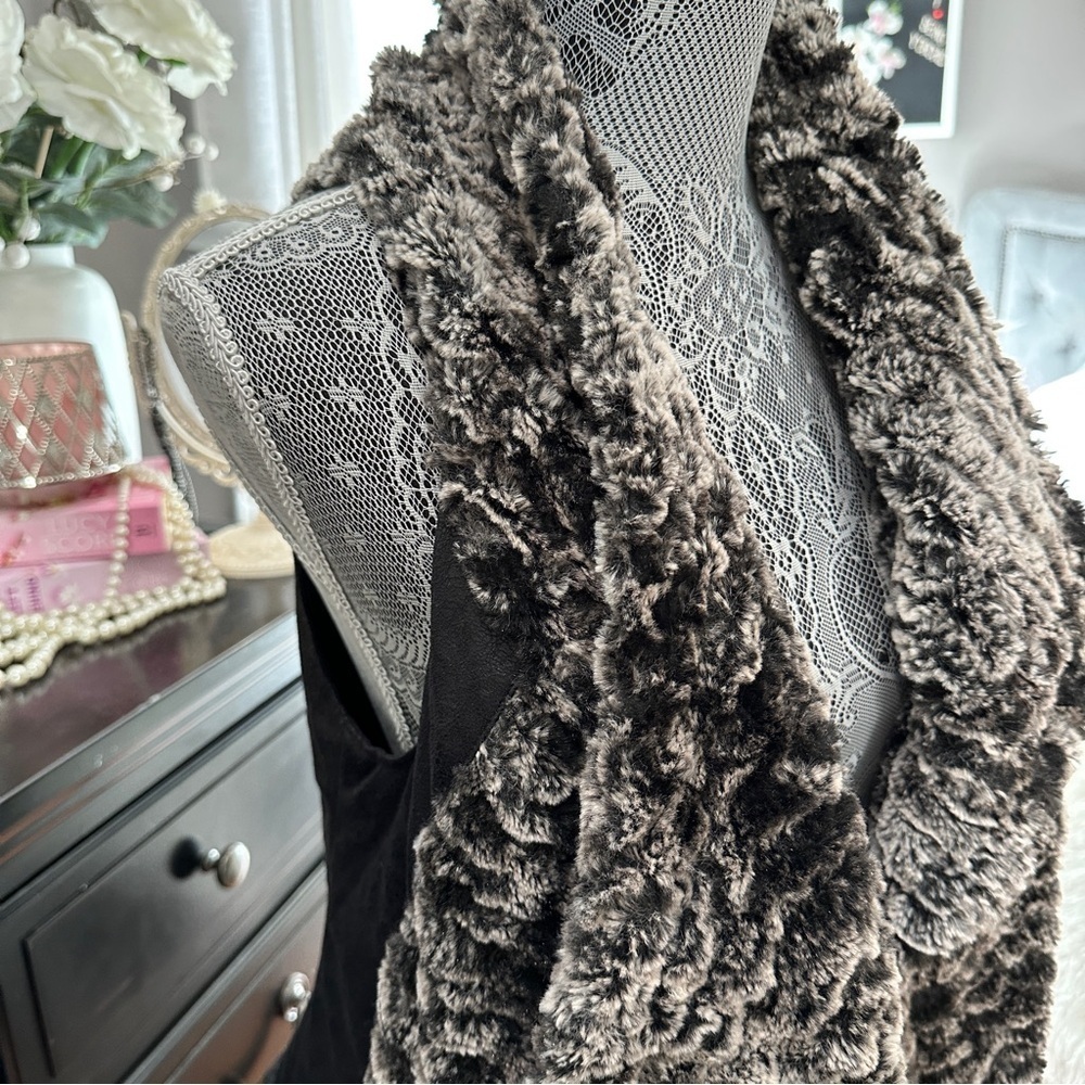 Dolce Cabo Faux Fur & Faux Leather Drape Vest Size S – Black/Gray - Picture 3 of 16